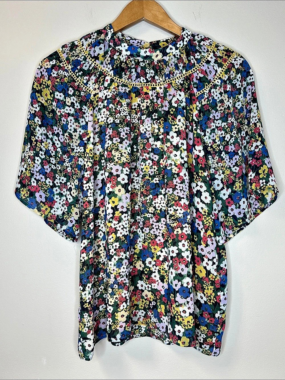 Ann Taylor Floral Blouse in Blue & Multicolor Size Medium Like New